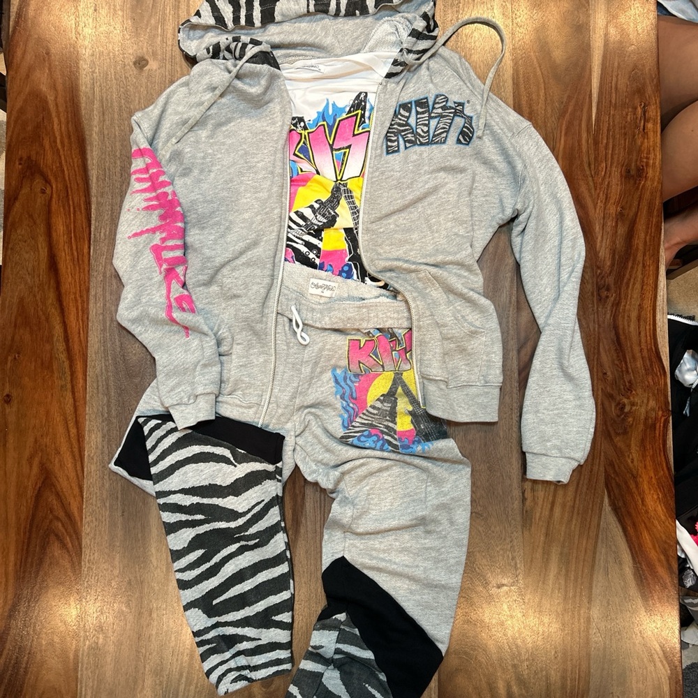 Lauren Moshi Gray Zebra Print Hoodie and Joggers Set.